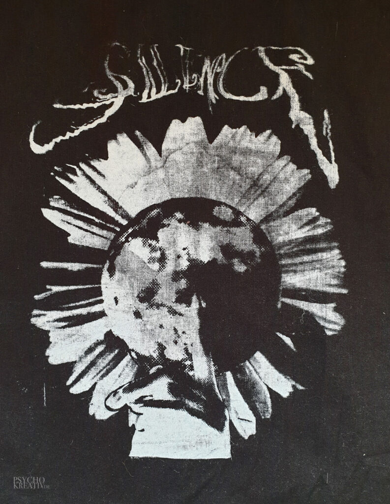 weißer Siebdruck auf schwarzem Stoff mit Blume und Hand